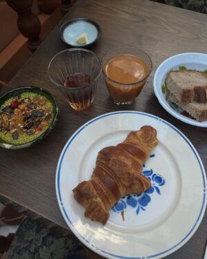 Giovanna Grigio Instagram - Merci beaucoup @babel.belleville por me receberem com tanto carinho! delícia saber que tenho um lugar tão charmoso pra chamar de casa em Paris🤍