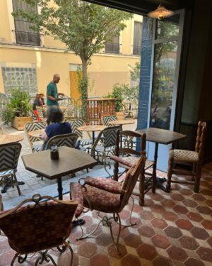 Giovanna Grigio Instagram - Merci beaucoup @babel.belleville por me receberem com tanto carinho! delícia saber que tenho um lugar tão charmoso pra chamar de casa em Paris🤍