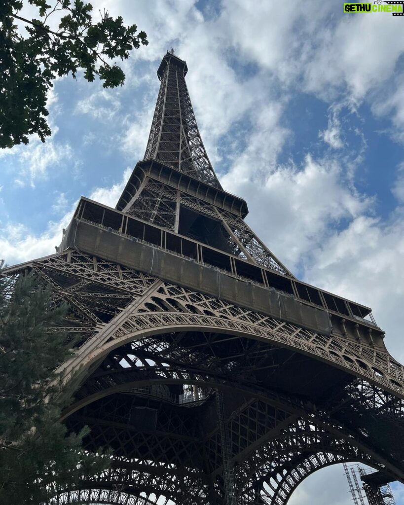 Giovanna Grigio Instagram - Voilà, c’est comme ça 🤍 Tour Eiffel