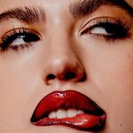 Giovanna Grigio Instagram - [Parte 3/3] “O Resto é Arte” | Nada melhor do que beleza - assunto do qual somos especialistas - para finalizar o dia com a atriz brasileira Giovanna Grigio tomando conta do nosso Instagram - e pela primeira vez interagindo em português por aqui! Perguntamos a ela qual o seu ritual diário de beleza e a resposta foi a melhor: “Hidratante no corpo inteiro e protetor de rosto. De obrigatório só tem isso, O RESTO É ARTE. Cada dia sou um personagem novo. Mas se eu tiver só um batom que eu possa usar de blush eu não preciso de mais nada.” Melhor não complicar, né Gigi? Foi um prazer passar o dia contigo, Gigi! E para os nossos seguidores, não deixem de ler a entrevista completa - o link ta na bio. “THE REST IS ART” | Nothing better than beauty - subject that we are experts - to finish the day with Brazilian actress Giovanna Griggio taking over our Instagram - for the first time ever we are speaking Portuguese! We asked her what her daily beauty ritual was and her reply was simply the best: “Full body moisturizer and facial sunscreen. That’s all that’s mandatory, the rest is art. Every day I’m a new character. But if I only have one lipstick that I can use as a blush, I don’t need anything else.” Let’s not complicate, right Gigi? It was a pleasure to spend the day with you, Gigi! Don’t forget to read the exclusive interview - link in our bio! Editor-in-Chief: Prince Chenoa (princechenoastudio) Photos + Interview: Higor Bastos (@higorbastos) Creative Direction: João Pessoni (@joaopessoni) Styling: Carlos Esser (@carlosesser) Beauty: Angélica Moraes (angel_moraes) Features Editor: Perry Johnson (editsbyperry) Copy Editing and Translation: Sarah Lee (@sarah.lee) Photo Assistant: Nathalia Costa (@naapazz) Styling Assistant: Milena Ricciardi (@miricciardi) Retouching of Images: Caroll Ferreira (@caroullis) Seamstress: Eliane Amaral (@eliana_amaralj @danytavarescomunicacao @actorsearts