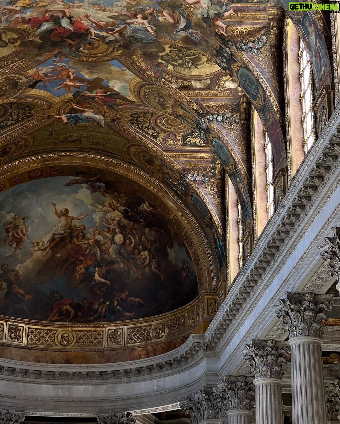 Giovanna Grigio Instagram - Meu lance é sair por aí fingindo que eu sou princesa :) Château de Versailles