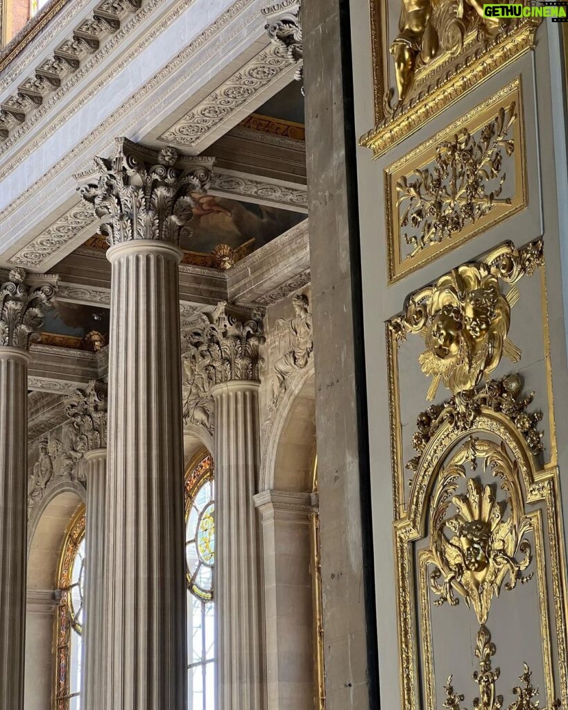Giovanna Grigio Instagram - Meu lance é sair por aí fingindo que eu sou princesa :) Château de Versailles