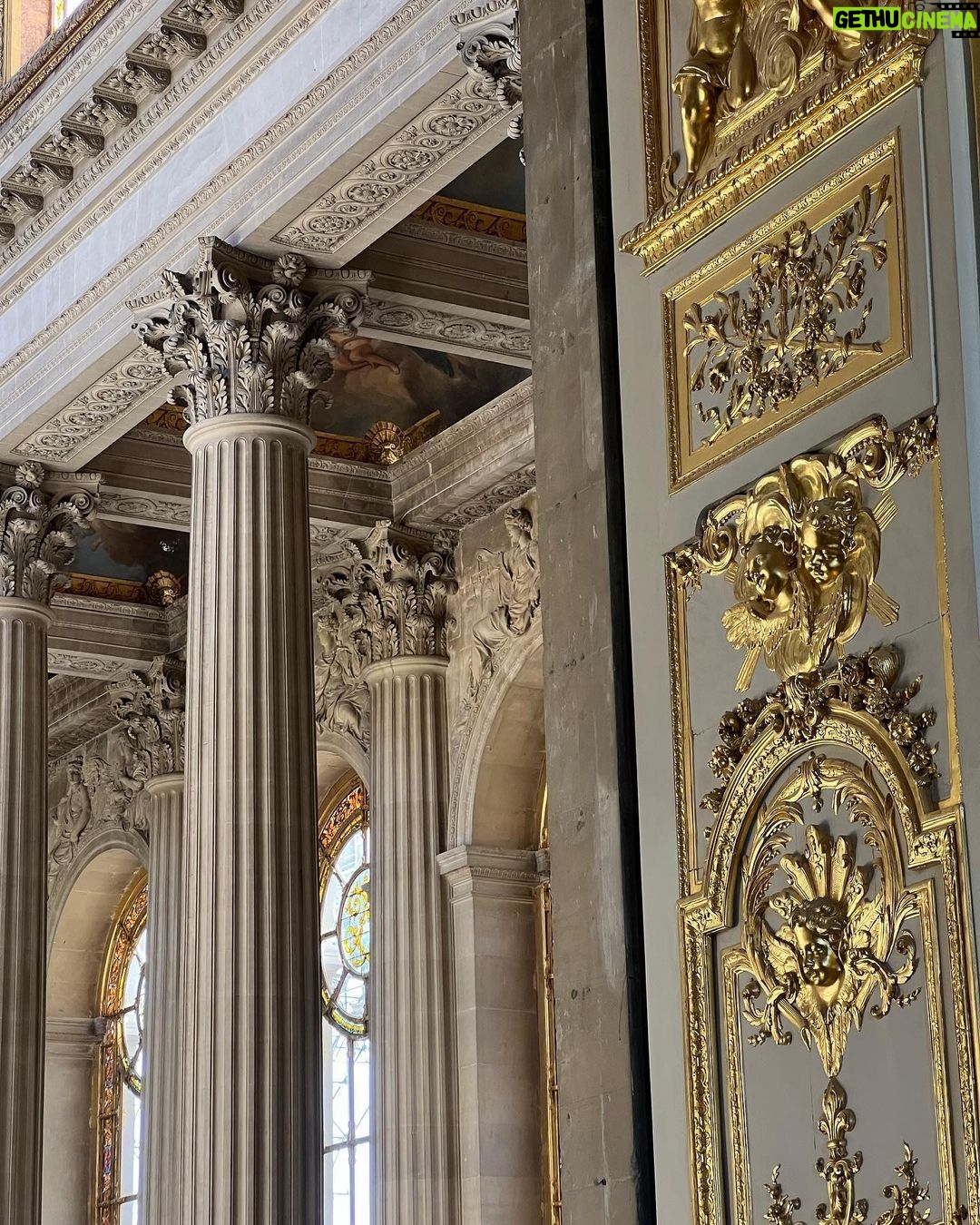 Giovanna Grigio Instagram - Meu lance é sair por aí fingindo que eu sou princesa :) Château de Versailles