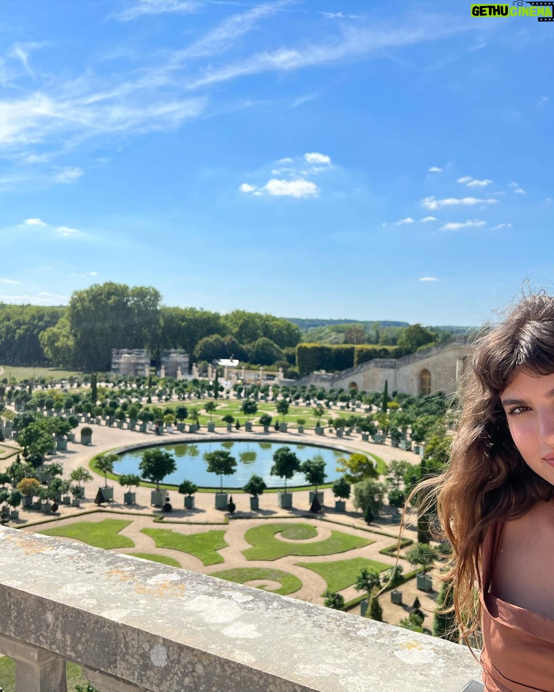 Giovanna Grigio Instagram - Meu lance é sair por aí fingindo que eu sou princesa :) Château de Versailles