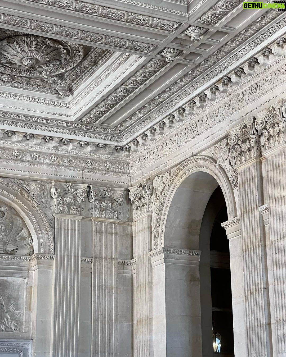 Giovanna Grigio Instagram - Meu lance é sair por aí fingindo que eu sou princesa :) Château de Versailles
