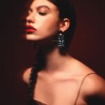 Giovanna Grigio Instagram - [Parte 3/3] “O Resto é Arte” | Nada melhor do que beleza - assunto do qual somos especialistas - para finalizar o dia com a atriz brasileira Giovanna Grigio tomando conta do nosso Instagram - e pela primeira vez interagindo em português por aqui! Perguntamos a ela qual o seu ritual diário de beleza e a resposta foi a melhor: “Hidratante no corpo inteiro e protetor de rosto. De obrigatório só tem isso, O RESTO É ARTE. Cada dia sou um personagem novo. Mas se eu tiver só um batom que eu possa usar de blush eu não preciso de mais nada.” Melhor não complicar, né Gigi? Foi um prazer passar o dia contigo, Gigi! E para os nossos seguidores, não deixem de ler a entrevista completa - o link ta na bio. “THE REST IS ART” | Nothing better than beauty - subject that we are experts - to finish the day with Brazilian actress Giovanna Griggio taking over our Instagram - for the first time ever we are speaking Portuguese! We asked her what her daily beauty ritual was and her reply was simply the best: “Full body moisturizer and facial sunscreen. That’s all that’s mandatory, the rest is art. Every day I’m a new character. But if I only have one lipstick that I can use as a blush, I don’t need anything else.” Let’s not complicate, right Gigi? It was a pleasure to spend the day with you, Gigi! Don’t forget to read the exclusive interview - link in our bio! Editor-in-Chief: Prince Chenoa (princechenoastudio) Photos + Interview: Higor Bastos (@higorbastos) Creative Direction: João Pessoni (@joaopessoni) Styling: Carlos Esser (@carlosesser) Beauty: Angélica Moraes (angel_moraes) Features Editor: Perry Johnson (editsbyperry) Copy Editing and Translation: Sarah Lee (@sarah.lee) Photo Assistant: Nathalia Costa (@naapazz) Styling Assistant: Milena Ricciardi (@miricciardi) Retouching of Images: Caroll Ferreira (@caroullis) Seamstress: Eliane Amaral (@eliana_amaralj @danytavarescomunicacao @actorsearts