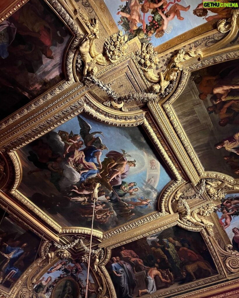 Giovanna Grigio Instagram - Meu lance é sair por aí fingindo que eu sou princesa :) Château de Versailles