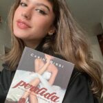 Giovanna Grigio Instagram - ontem eu me despedi da Sofia, e tá sendo difícil resumir em palavras o que foi todo esse processo de #Perdida ♥️ A Sofia veio pra minha vida pra me remexer toda por dentro e me transformar, e eu fui intensa como ela, abracei essa viagem maluca e posso dizer com a maior alegria do mundo que estou muito orgulhosa desse filme lindo que fizemos, e que me sinto VIVA! Mal posso esperar pra vocês possam conhecer ela também (já que os spoilers não estão liberados, ficam aí dois vídeozinhos fofos com meu príncipe dos nossos primeiros dias de filmagem ♥️)