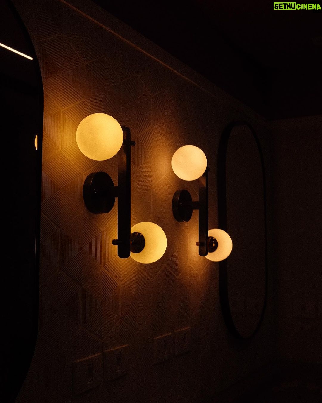 Giovanna Grigio Instagram - se tem uma coisa que eu aprendi fazendo a decoração da casa nova, foi que a iluminação é a parte mais importante na hora de trazer vida aos ambientes. A @nordecoroficial foi responsável por toda a iluminação de casa, nem couberam todos os detalhes lindos aqui, porque são muitos! Eu sempre curti mais uma iluminação quente e estávamos atrás de um design descolado! E com certeza ficou tudo do jeitinho que a gente queria 💛 Iluminação: @nordecoroficial Gestão de Projetos: @jackiebritto @modacom__ Projeto: @steinruiz Reforma: @2rconstrucaoereforma