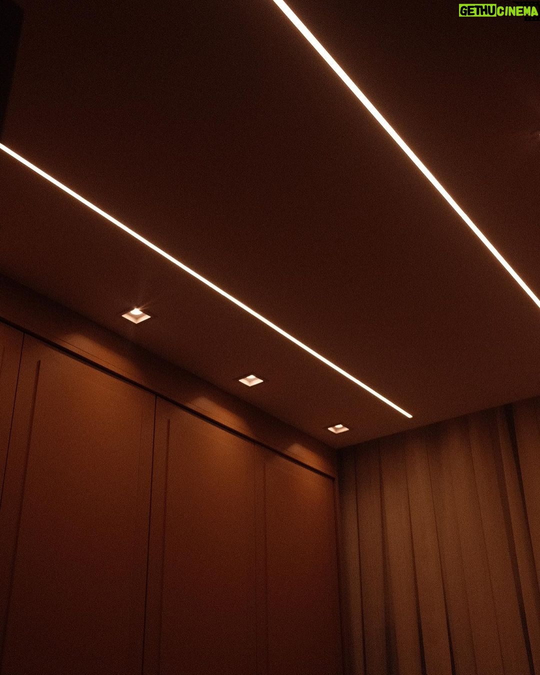Giovanna Grigio Instagram - se tem uma coisa que eu aprendi fazendo a decoração da casa nova, foi que a iluminação é a parte mais importante na hora de trazer vida aos ambientes. A @nordecoroficial foi responsável por toda a iluminação de casa, nem couberam todos os detalhes lindos aqui, porque são muitos! Eu sempre curti mais uma iluminação quente e estávamos atrás de um design descolado! E com certeza ficou tudo do jeitinho que a gente queria 💛 Iluminação: @nordecoroficial Gestão de Projetos: @jackiebritto @modacom__ Projeto: @steinruiz Reforma: @2rconstrucaoereforma
