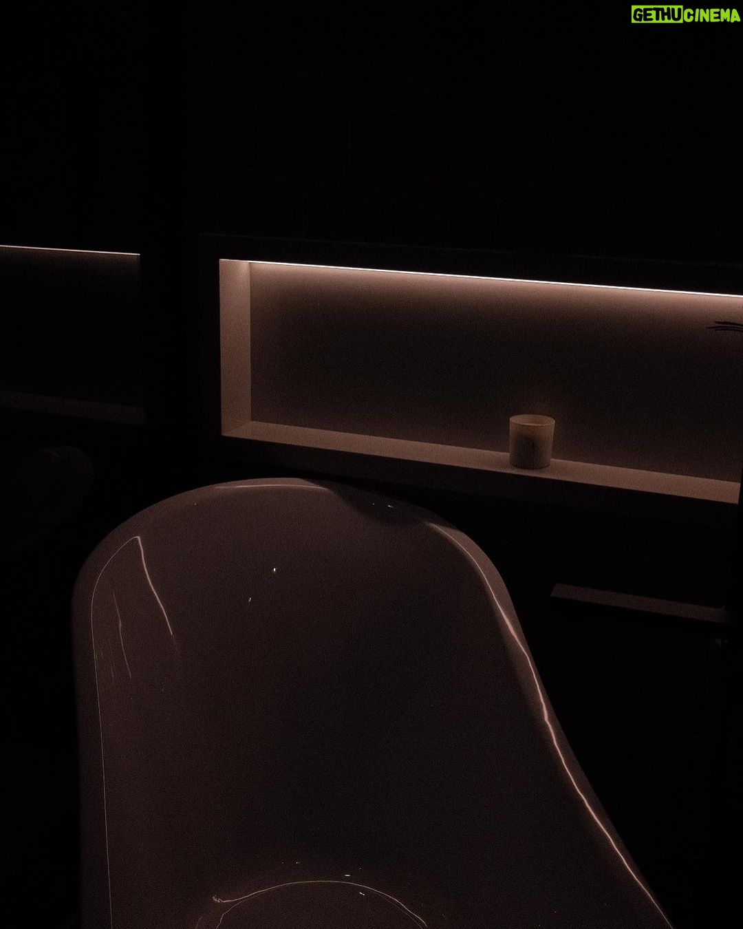 Giovanna Grigio Instagram - se tem uma coisa que eu aprendi fazendo a decoração da casa nova, foi que a iluminação é a parte mais importante na hora de trazer vida aos ambientes. A @nordecoroficial foi responsável por toda a iluminação de casa, nem couberam todos os detalhes lindos aqui, porque são muitos! Eu sempre curti mais uma iluminação quente e estávamos atrás de um design descolado! E com certeza ficou tudo do jeitinho que a gente queria 💛 Iluminação: @nordecoroficial Gestão de Projetos: @jackiebritto @modacom__ Projeto: @steinruiz Reforma: @2rconstrucaoereforma