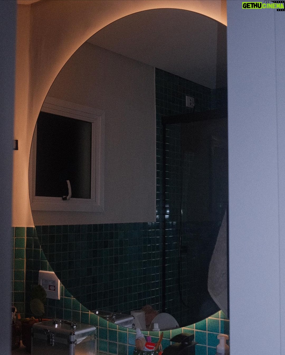 Giovanna Grigio Instagram - se tem uma coisa que eu aprendi fazendo a decoração da casa nova, foi que a iluminação é a parte mais importante na hora de trazer vida aos ambientes. A @nordecoroficial foi responsável por toda a iluminação de casa, nem couberam todos os detalhes lindos aqui, porque são muitos! Eu sempre curti mais uma iluminação quente e estávamos atrás de um design descolado! E com certeza ficou tudo do jeitinho que a gente queria 💛 Iluminação: @nordecoroficial Gestão de Projetos: @jackiebritto @modacom__ Projeto: @steinruiz Reforma: @2rconstrucaoereforma
