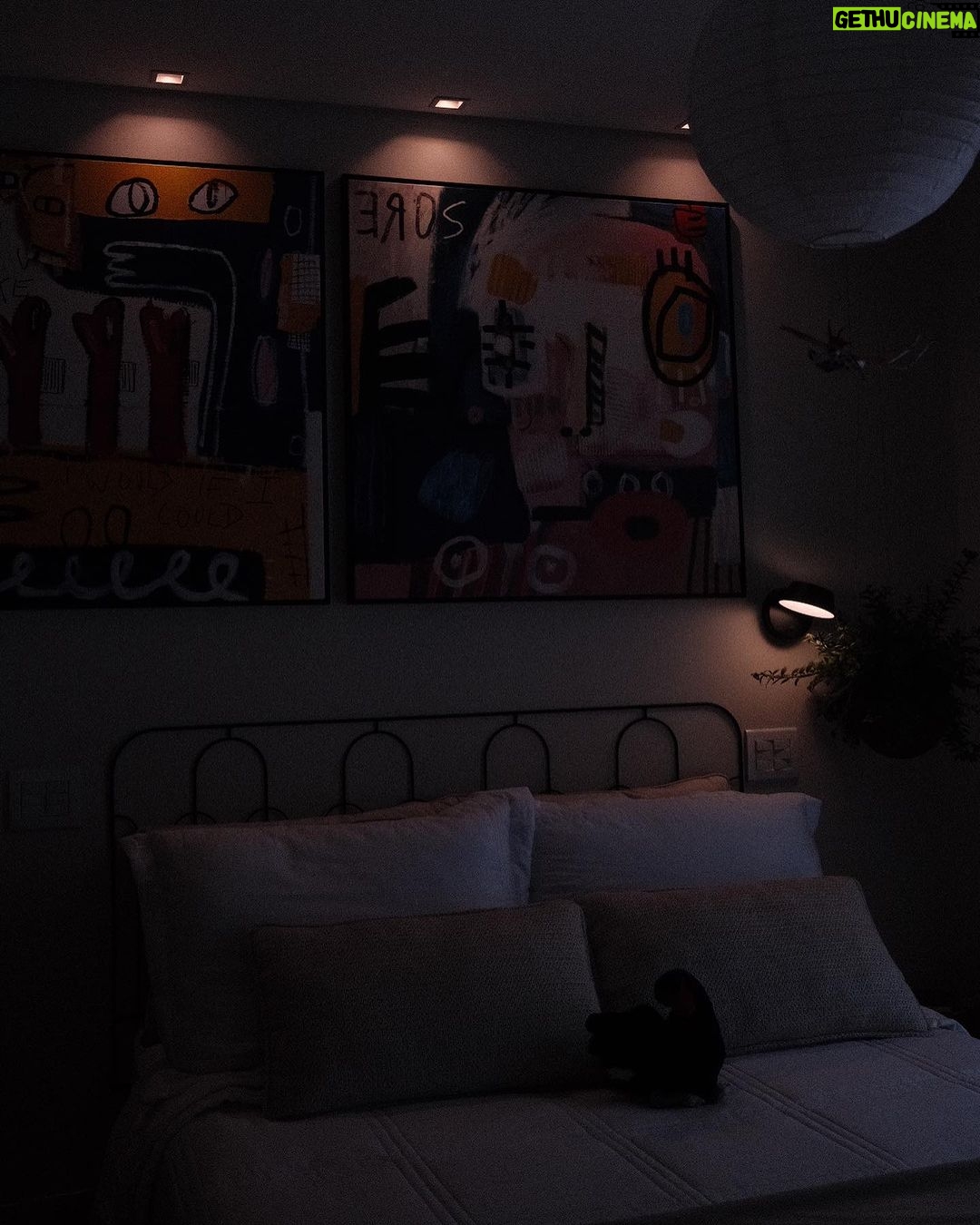 Giovanna Grigio Instagram - se tem uma coisa que eu aprendi fazendo a decoração da casa nova, foi que a iluminação é a parte mais importante na hora de trazer vida aos ambientes. A @nordecoroficial foi responsável por toda a iluminação de casa, nem couberam todos os detalhes lindos aqui, porque são muitos! Eu sempre curti mais uma iluminação quente e estávamos atrás de um design descolado! E com certeza ficou tudo do jeitinho que a gente queria 💛 Iluminação: @nordecoroficial Gestão de Projetos: @jackiebritto @modacom__ Projeto: @steinruiz Reforma: @2rconstrucaoereforma