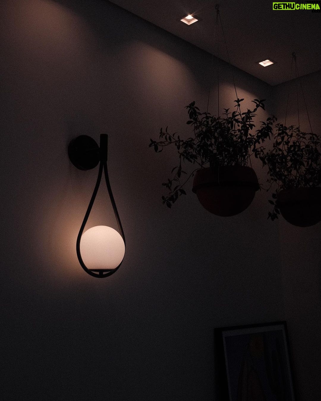 Giovanna Grigio Instagram - se tem uma coisa que eu aprendi fazendo a decoração da casa nova, foi que a iluminação é a parte mais importante na hora de trazer vida aos ambientes. A @nordecoroficial foi responsável por toda a iluminação de casa, nem couberam todos os detalhes lindos aqui, porque são muitos! Eu sempre curti mais uma iluminação quente e estávamos atrás de um design descolado! E com certeza ficou tudo do jeitinho que a gente queria 💛 Iluminação: @nordecoroficial Gestão de Projetos: @jackiebritto @modacom__ Projeto: @steinruiz Reforma: @2rconstrucaoereforma