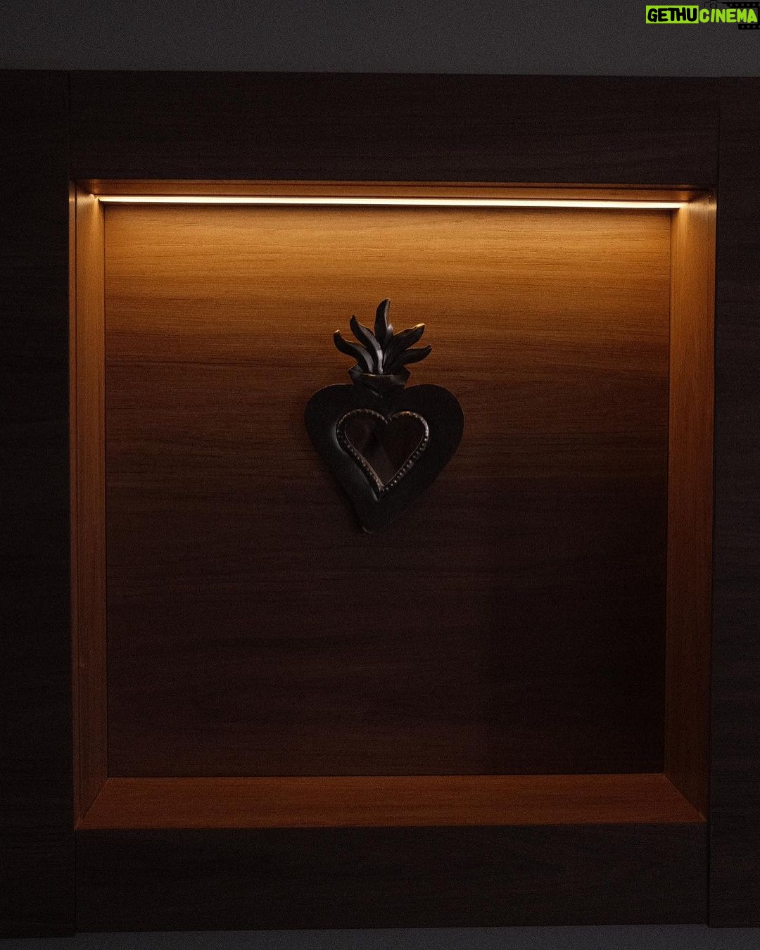 Giovanna Grigio Instagram - se tem uma coisa que eu aprendi fazendo a decoração da casa nova, foi que a iluminação é a parte mais importante na hora de trazer vida aos ambientes. A @nordecoroficial foi responsável por toda a iluminação de casa, nem couberam todos os detalhes lindos aqui, porque são muitos! Eu sempre curti mais uma iluminação quente e estávamos atrás de um design descolado! E com certeza ficou tudo do jeitinho que a gente queria 💛 Iluminação: @nordecoroficial Gestão de Projetos: @jackiebritto @modacom__ Projeto: @steinruiz Reforma: @2rconstrucaoereforma