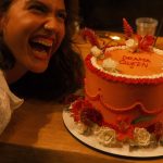 Giovanna Grigio Instagram - quantas lembranças lindas cabem em volta de uma mesa? esse ano estreamos a nossa área gourmet num dia especial: meu aniversário! 🤍 e também realizamos o sonho de ter essa mesa da @tree.brasil ! Ela é de madeira de demolição, linda, chique, e cheia de espaço pra gente viver nossos momentos especiais! Mesa e bancos demolição: @tree.brasil Gestão de Projetos: @jackiebritto @modacom__ Projeto: @steinruiz Reforma: @2rconstrucaoereforma Fotos: @brescianifotoarq