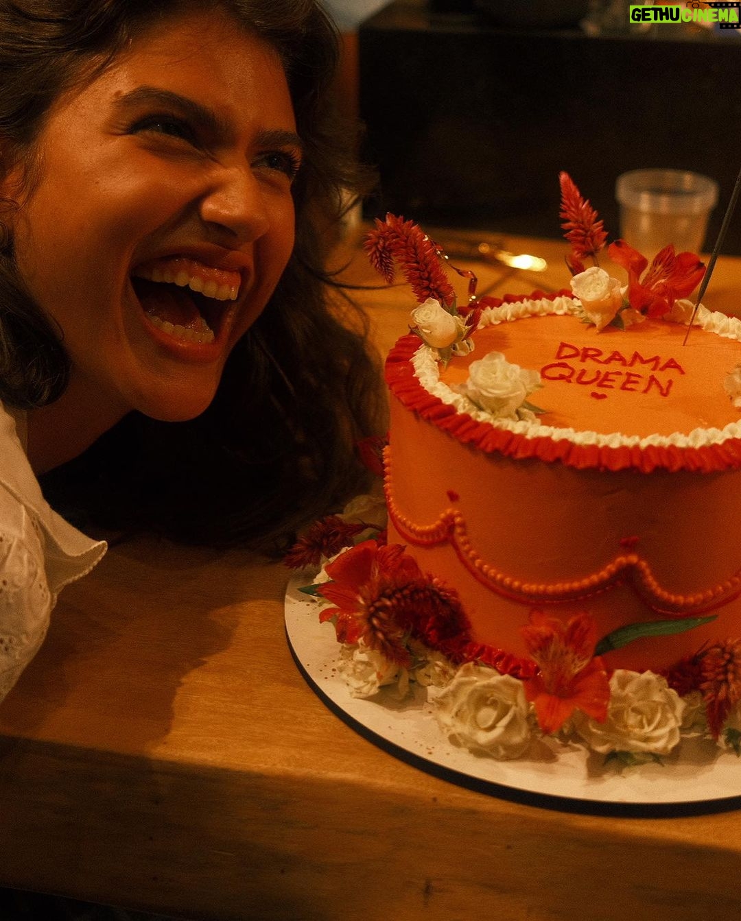 Giovanna Grigio Instagram - quantas lembranças lindas cabem em volta de uma mesa? esse ano estreamos a nossa área gourmet num dia especial: meu aniversário! 🤍 e também realizamos o sonho de ter essa mesa da @tree.brasil ! Ela é de madeira de demolição, linda, chique, e cheia de espaço pra gente viver nossos momentos especiais! Mesa e bancos demolição: @tree.brasil Gestão de Projetos: @jackiebritto @modacom__ Projeto: @steinruiz Reforma: @2rconstrucaoereforma Fotos: @brescianifotoarq