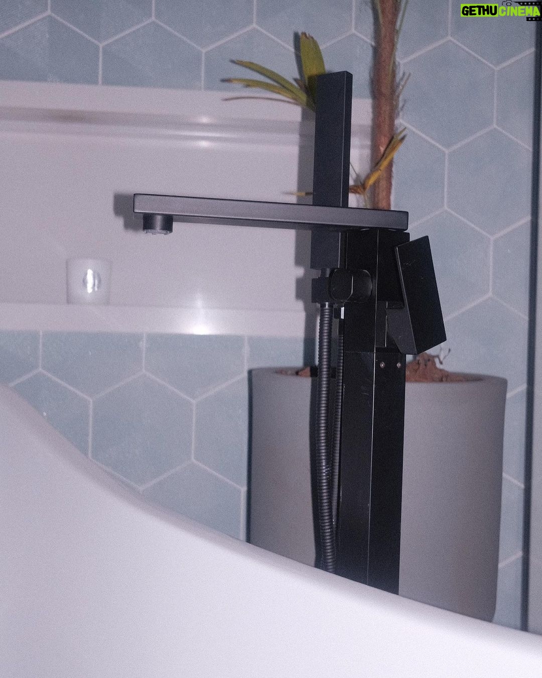 Giovanna Grigio Instagram - @pingoo.casa đ€ . . . QuerĂamos charme em todos os detalhes de casa, e definitivamente as louças e metais da @pingoo.casa fazem toda a diferença. A cereja do bolo fica com essa banheira linda, que era um sonho no projeto, e hoje Ă© a real! Louças e Metais: @pingoo.casa GestĂŁo de Projetos: @jackiebritto @modacom__ Projeto: @steinruiz Reforma: @2rconstrucaoereforma Fotos: @brescianifotoarq