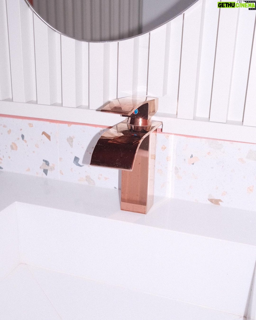 Giovanna Grigio Instagram - @pingoo.casa đ€ . . . QuerĂamos charme em todos os detalhes de casa, e definitivamente as louças e metais da @pingoo.casa fazem toda a diferença. A cereja do bolo fica com essa banheira linda, que era um sonho no projeto, e hoje Ă© a real! Louças e Metais: @pingoo.casa GestĂŁo de Projetos: @jackiebritto @modacom__ Projeto: @steinruiz Reforma: @2rconstrucaoereforma Fotos: @brescianifotoarq