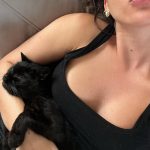 Giovanna Grigio Instagram - Numa casa de amantes de cinema e mães de gato, o sofá é o coração de tudo! Escolhemos o nosso na @dynamis.mga , e também aproveitamos e já selecionamos também essas banquetas lindas da cozinha, e as mesinhas de apoio da sala! A gente tá super feliz com os móveis, mas acho que os gatos estão mais do que a gente! Hahahahaha Sofá, mesinhas e banquetas: @dynamis.mga Gestão de Projetos: @jackiebritto @modacom__ Projeto: @steinruiz Reforma: @2rconstrucaoereforma Fotos: @brescianifotoarq