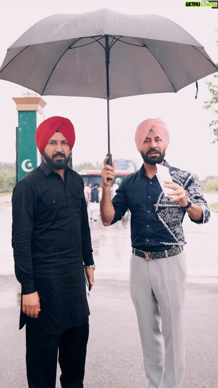 Gippy Grewal Instagram - Maujaan Hi Maujaan team at katarpur Sahib 😇😇