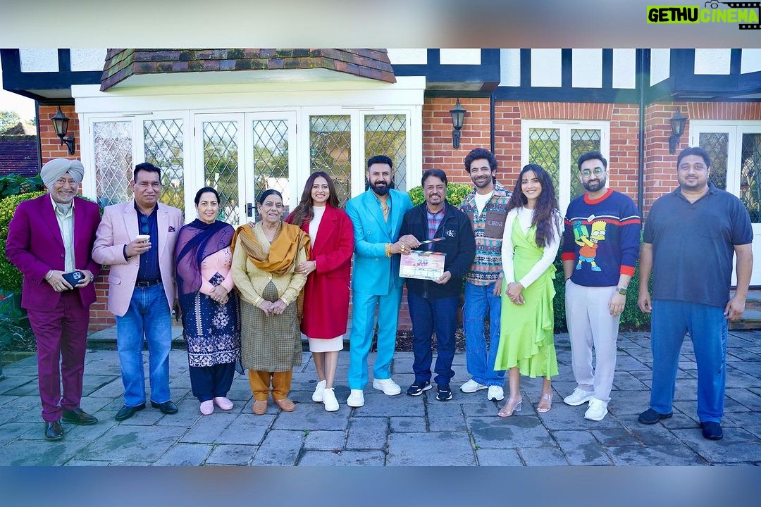 Gippy Grewal Instagram - Carry On Jatta franchise is back with a new twist 😎 Panorama Studios & Humble Motion Pictures Presentation “Carry On Jattiye”💃 Shoot begins in London 🙏🏻 @gippygrewal @sargunmehta @jasminbhasin2806 @whosunilgrover @jaswinderbhalla @officialnasirchinyoti @nirmalrishiofficial @officialrupinderrupi @smeepkang @panorama_studios @humblemotionpictures @ravneetgrewalofficial @kumarmangatpathak @abhishekpathakk @chhatwanimurli @sanju_r_joshi @kambojsukha @bhana_l.a @vinodaswal13 @hardeepdullat13 @divaydhamija @antrikshantrix @mehtaman_ @hashtagstudiosuk