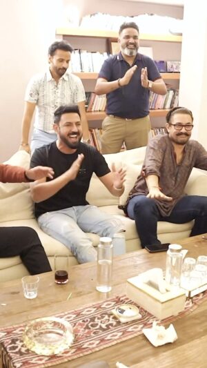 Gippy Grewal Instagram - CarryOnJatta3 da trailer auon di khushi vich Angrezi Beat te ❤️👌

#gippygrewal #aamirkhan @kapilsharma @sonambajwa @binnudhillons @ghuggigurpreet @nareshkathooria @smeepkang @rajivthakur007 @bhana_l.a @amardeepsgrewal @vinodaswal13