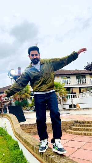 Gippy Grewal Instagram - Je yaar ni banauna goriye, 
mainu Jhaanjar bana le pair di ❤️

#honeymoonon25thoct 

#gippygrewal @jasminbhasin2806 @bpraak @jaani777 @amarpreetchhabra @nareshkathooria @tseries.official @tseriesfilms @bawejastudios @vicky_bahri