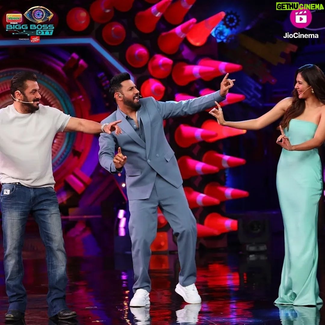 Gippy Grewal Instagram - Carry On Jatta 3 x Bigg Boss 🔥 See you all Today 9 Pm At @officialjiocinema #Carryonjatta3 @gippygrewal @beingsalmankhan @sonambajwa @krushna30 @humblemotionpictures @carryonjattamovie