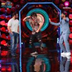 Gippy Grewal Instagram - Carry On Jatta 3 x Bigg Boss 🔥 See you all Today 9 Pm At @officialjiocinema #Carryonjatta3 @gippygrewal @beingsalmankhan @sonambajwa @krushna30 @humblemotionpictures @carryonjattamovie