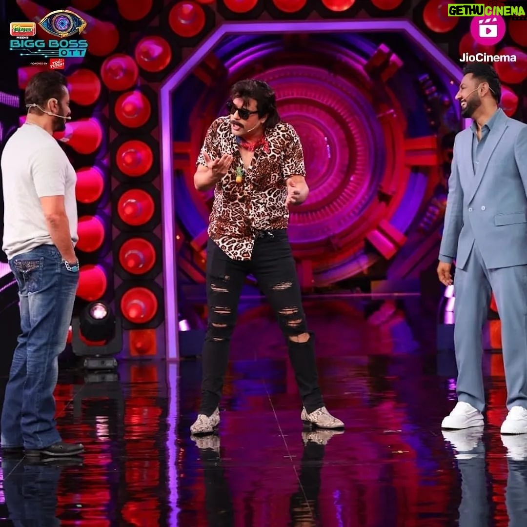 Gippy Grewal Instagram - Carry On Jatta 3 x Bigg Boss 🔥 See you all Today 9 Pm At @officialjiocinema #Carryonjatta3 @gippygrewal @beingsalmankhan @sonambajwa @krushna30 @humblemotionpictures @carryonjattamovie