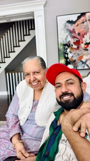 Gippy Grewal Instagram - Happy Birthday Mummy ❤️🤗