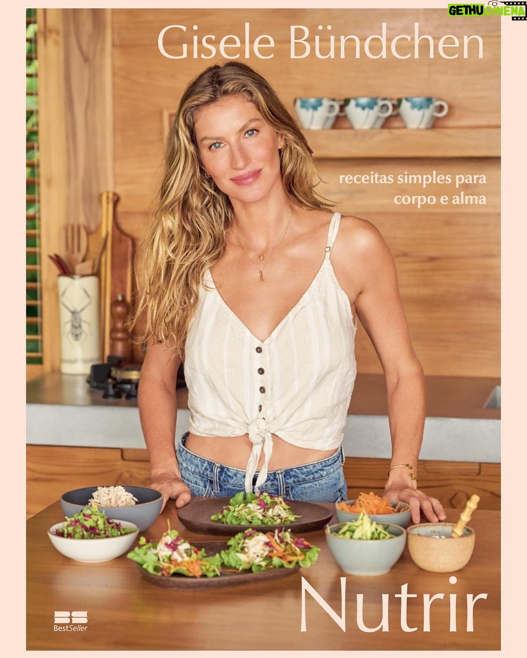 Gisele Bündchen Instagram - Vocês pediram e aqui está: meu livro de receitas, “Nutrir: receitas simples para corpo e alma”. Agora disponível em português. Tem desde smoothies, saladas, sopas, maneiras deliciosas de comer vegetais, lanches, carnes, doces... Um pouco de tudo, mas tudo muuuuuito bom. Estou ansiosa para vocês provarem! ✨ You asked for it and here it is: my cookbook, “Nourish: Simple Recipes for Body and Soul.” Now it is available in Portuguese. There are smoothies, salads, soups, along with delicious ways to prepare vegetables, meats, and of course healthy sweets... there is something for everyone. I can’t wait for you to try the recipes and share.