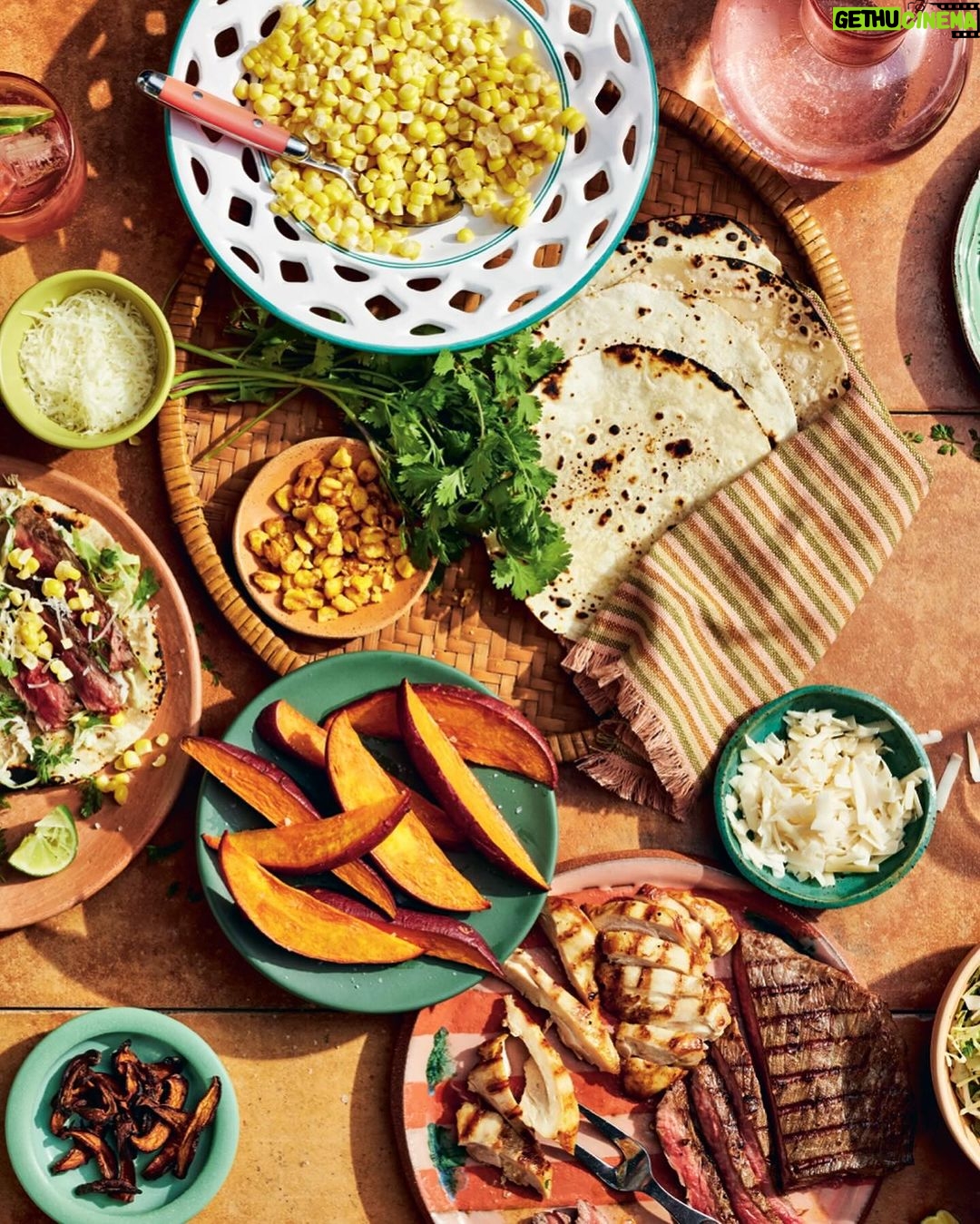 Gisele Bündchen Instagram - Vocês pediram e aqui está: meu livro de receitas, “Nutrir: receitas simples para corpo e alma”. Agora disponível em português. Tem desde smoothies, saladas, sopas, maneiras deliciosas de comer vegetais, lanches, carnes, doces... Um pouco de tudo, mas tudo muuuuuito bom. Estou ansiosa para vocês provarem! ✨ You asked for it and here it is: my cookbook, “Nourish: Simple Recipes for Body and Soul.” Now it is available in Portuguese. There are smoothies, salads, soups, along with delicious ways to prepare vegetables, meats, and of course healthy sweets... there is something for everyone. I can’t wait for you to try the recipes and share.