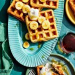 Gisele Bündchen Instagram – Vocês pediram e aqui está: meu livro de receitas, “Nutrir: receitas simples para corpo e alma”. Agora disponível em português.
Tem desde smoothies, saladas, sopas, maneiras deliciosas de comer vegetais, lanches, carnes, doces… Um pouco de tudo, mas tudo muuuuuito bom.
Estou ansiosa para vocês provarem! ✨

You asked for it and here it is: my cookbook, “Nourish: Simple Recipes for Body and Soul.” Now it is available in Portuguese. There are smoothies, salads, soups, along with delicious ways to prepare vegetables, meats, and of course healthy sweets… there is something for everyone.
I can’t wait for you to try the recipes and share.