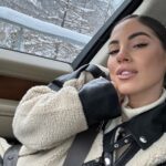 Giulia De Lellis Instagram - Momento verità: sono a Milano in ufficio, ma vorrei tanto essere lì🤍 @gaelle_paris /ad