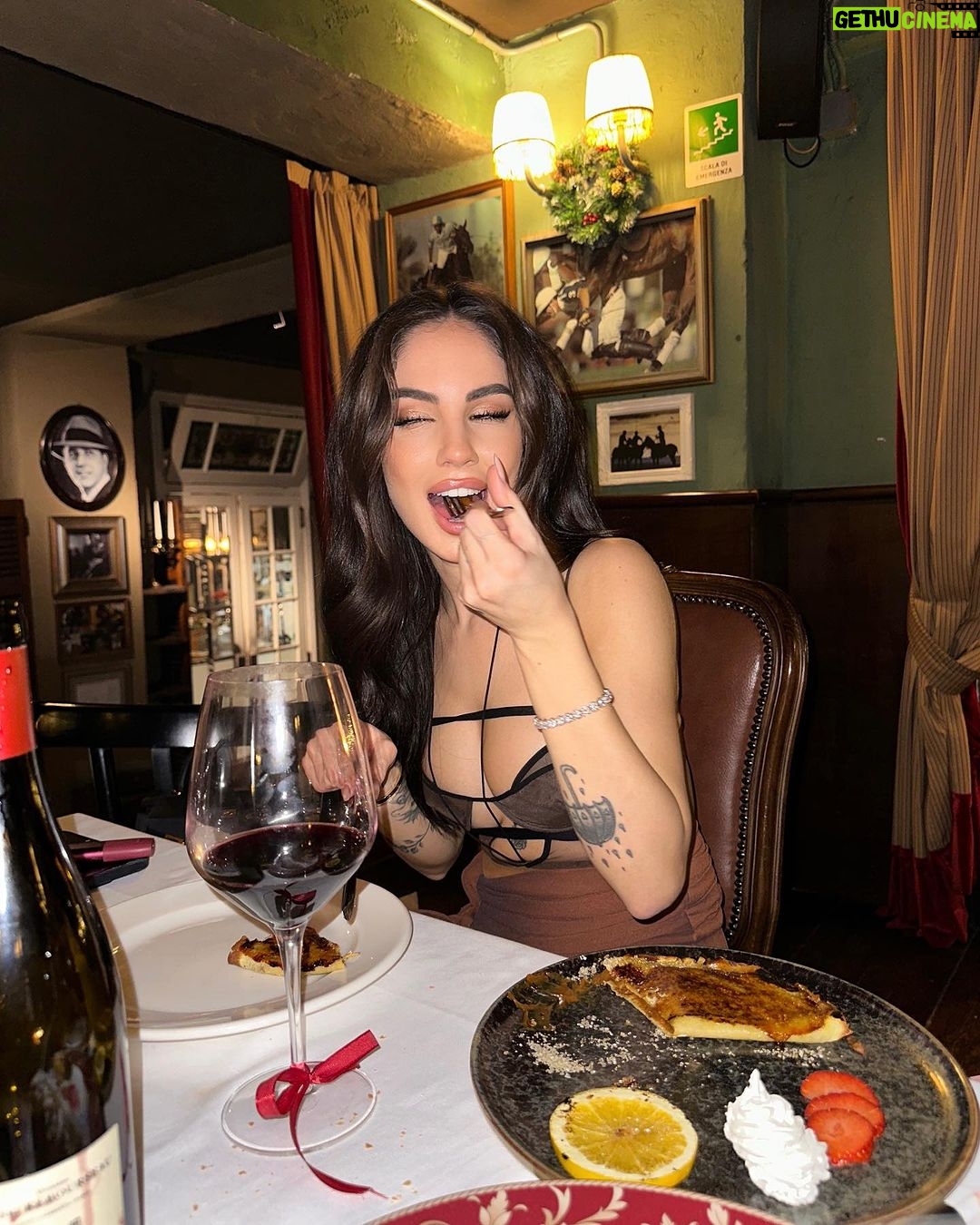 Giulia De Lellis Instagram - Hello it’s G🍷💌♥️✨