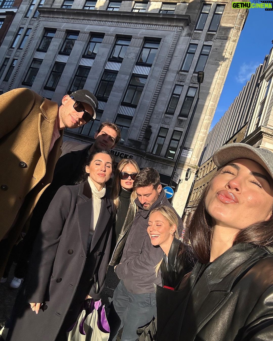 Giulia De Lellis Instagram - Al mondo non esiste nessuno come te Che mi guardi con gli stessi occhi tristi Quando fuori c'è il sole 🇬🇧 London, United Kingdom