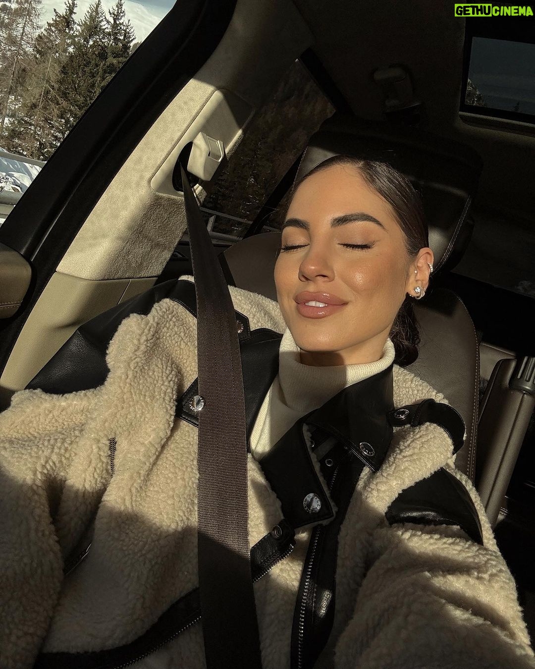 Giulia De Lellis Instagram - Momento verità: sono a Milano in ufficio, ma vorrei tanto essere lì🤍 @gaelle_paris /ad