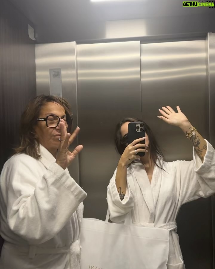 Giulia De Lellis Instagram - Le ultime dal mio rullino ποΈ - sveglia presto ogni mattina. Io felice, Ninni meno - mai senza @audreraudrer + π§ di melograno: pulite dentro e belle fuori. - Mutty presa benissimo - posso dire? Nel mio programma programma detox il cibo non Γ¨ mancato - a mia mamma si - ma di palestra ne era piena! - grazie Adriano (cane di Ninni) per questa foto ricordo meravigliosa - torno a casa che sto da Dio! La mia testa ed il mio corpo ne avevano bisogno π€π«Άπ»πΈ Lucia Magnani Health Clinic