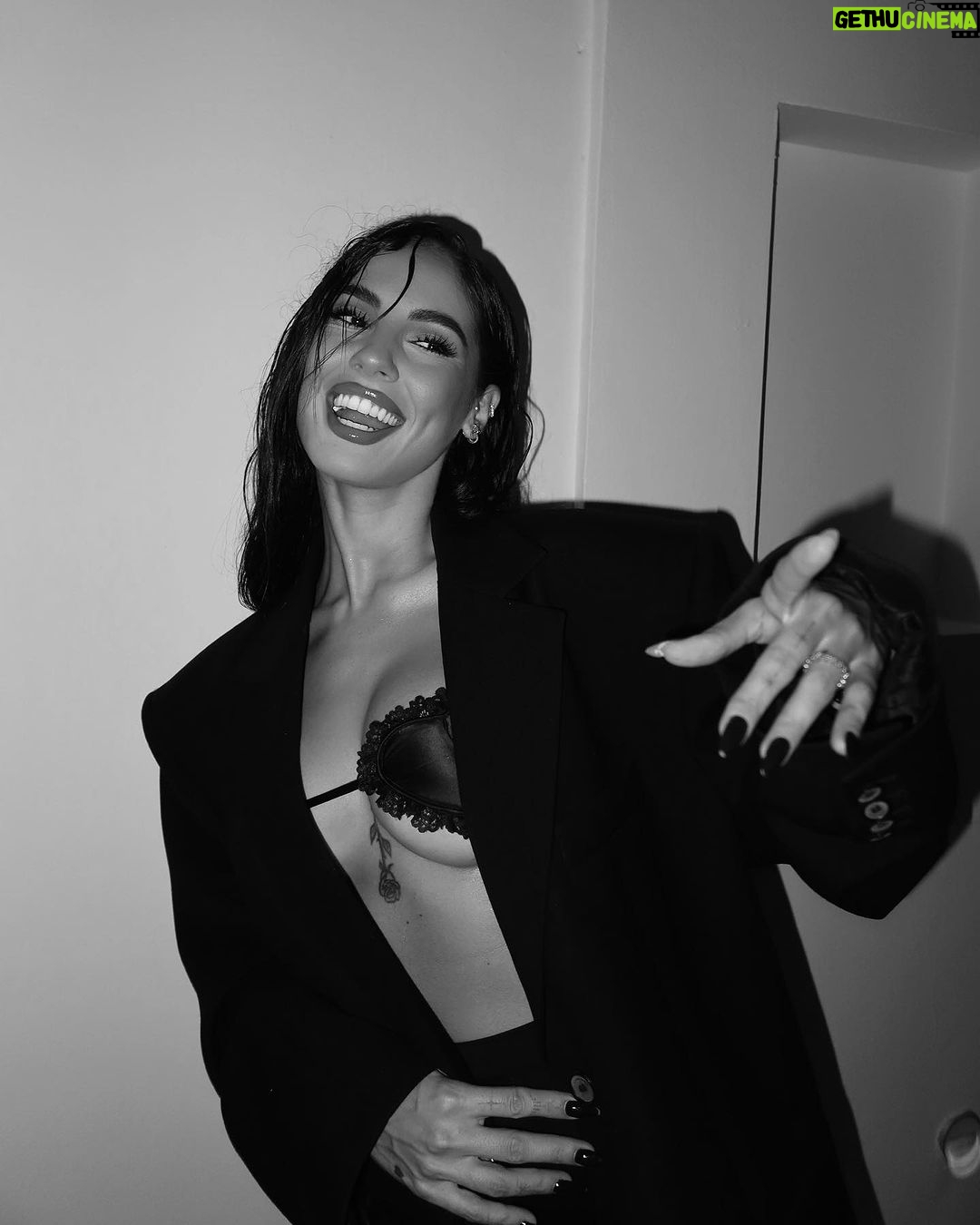 Giulia De Lellis Instagram - 20 yrs of @tezenisofficial 🖤🖤 #tezenis20 #ohmy20s /ad