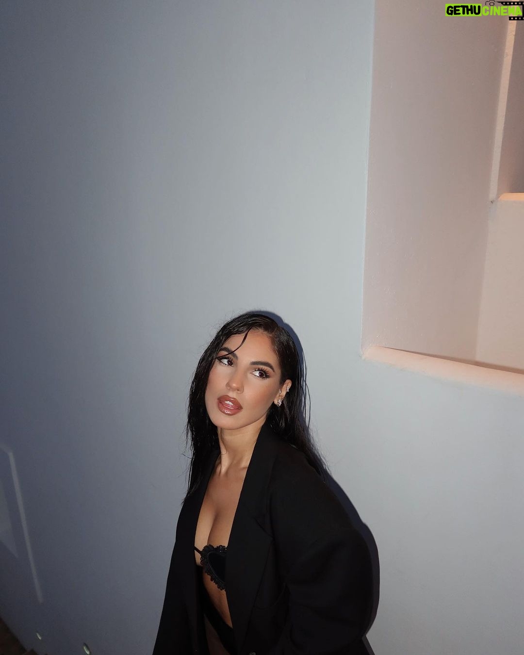 Giulia De Lellis Instagram - 20 yrs of @tezenisofficial 🖤🖤 #tezenis20 #ohmy20s /ad