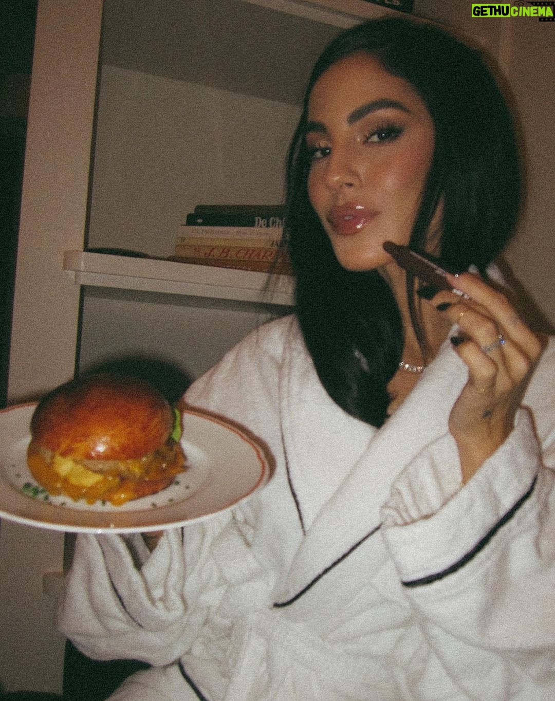 Giulia De Lellis Instagram - a night in Paris with @rhode 🎀