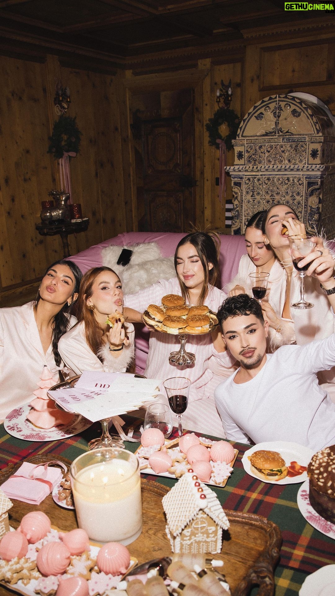 Giulia De Lellis Instagram - Maison Audrer II 🎀✨🎄❄️ Sono così emozionata e grata ripensando a questi giorni magici… Voglio davvero ringraziare chi ha reso tutto questo possibile. Grazie ai miei amici e amiche, senza di voi non sarebbe stato così speciale! Maison Audrer è più di un luogo, è un rifugio, è condivisione, è amore. Sono i nostri valori! A tutti voi che, con amore e gentilezza, avete sostenuto il mio percorso per anni, voglio dire che questi traguardi non sono solo miei, sono nostri. La cosa che mi riempie di gioia è sapere che ho potuto condividere tutto questo con @alicecrocii , una scoperta straordinaria, pura e gentile. Chi sarà il prossimo o la prossima ?! Maison Audrer III loading… Il meglio deve ancora arrivare. Xxx G. & @audreraudrer