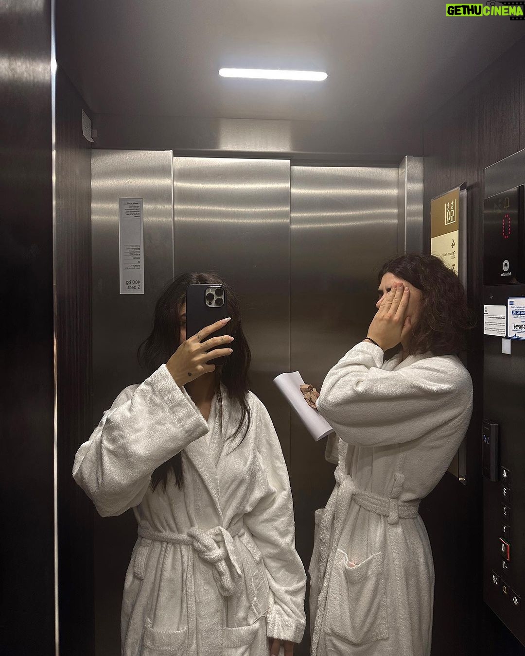Giulia De Lellis Instagram - Le ultime dal mio rullino ποΈ - sveglia presto ogni mattina. Io felice, Ninni meno - mai senza @audreraudrer + π§ di melograno: pulite dentro e belle fuori. - Mutty presa benissimo - posso dire? Nel mio programma programma detox il cibo non Γ¨ mancato - a mia mamma si - ma di palestra ne era piena! - grazie Adriano (cane di Ninni) per questa foto ricordo meravigliosa - torno a casa che sto da Dio! La mia testa ed il mio corpo ne avevano bisogno π€π«Άπ»πΈ Lucia Magnani Health Clinic