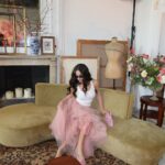 Giulia De Lellis Instagram – Me doing things in @ateliereme ✨🩷🖌️🖼️
#Emegirls #EméArte \adv