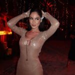 Giulia De Lellis Instagram - Mi hai rotto il cuore tante volte ma ti lascio andare con amore. Amore: l’unica cosa che neanche il tempo mi porterà via… Per sempre 👧🏻🤏🏼♥️✨🪩📖🍷🙏🏼💭🥀🖤