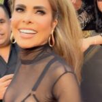 Gloria Trevi Instagram - Que recibimiento tan lindo… @premiolonuestro 💋 Stylist: @antonio_esteban Diseñador: @valdrinsahiti Joyas: @lisanikjewelry Make Up: @waithsman Hair: @pupy.estilista