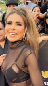 Gloria Trevi Instagram - Que recibimiento tan lindo… @premiolonuestro 💋 Stylist: @antonio_esteban Diseñador: @valdrinsahiti Joyas: @lisanikjewelry Make Up: @waithsman Hair: @pupy.estilista