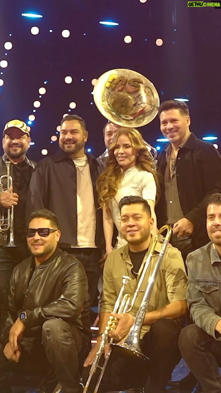 Gloria Trevi Instagram - @gloriatrevi y @bandamsoficial están en #PremioLoNuestro 🤩 ¡Y QUE SOPORTEN! 🎶
